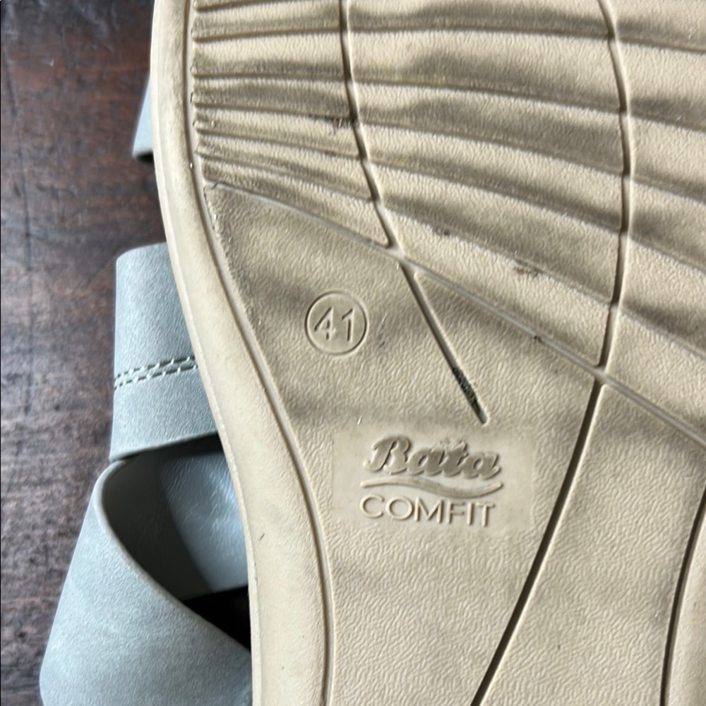 Bata comfort fit Gray and Tan Slide Sandals with Crossover Straps Sz 41 - Picture 9 of 9